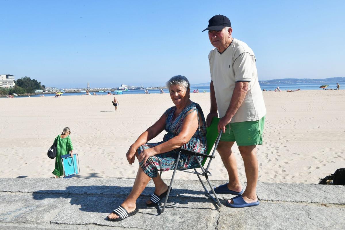 María Teresa Romero y su marido Manuel, usuarios de la playa de Santa Cristina