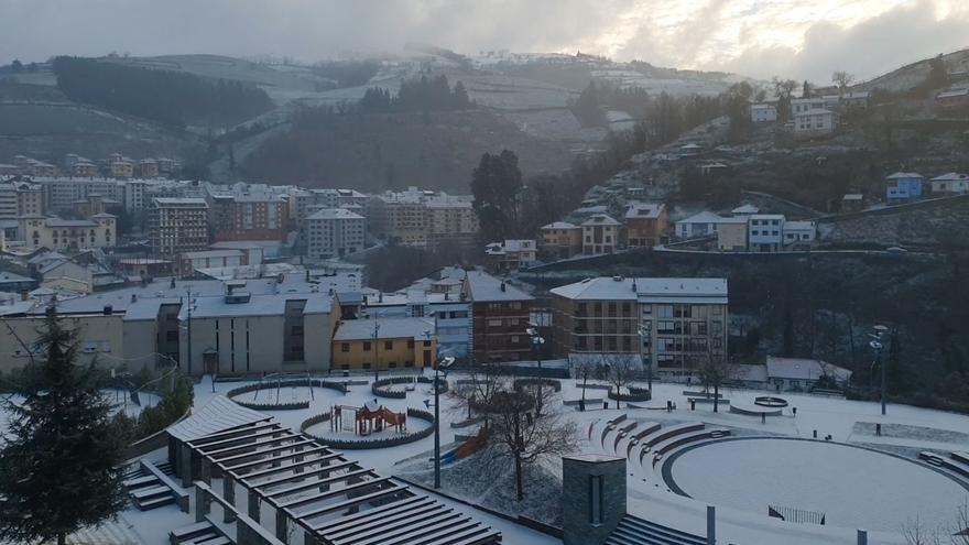 La bonita estampa que deja Cangas del Narcea cubierto por la nieve