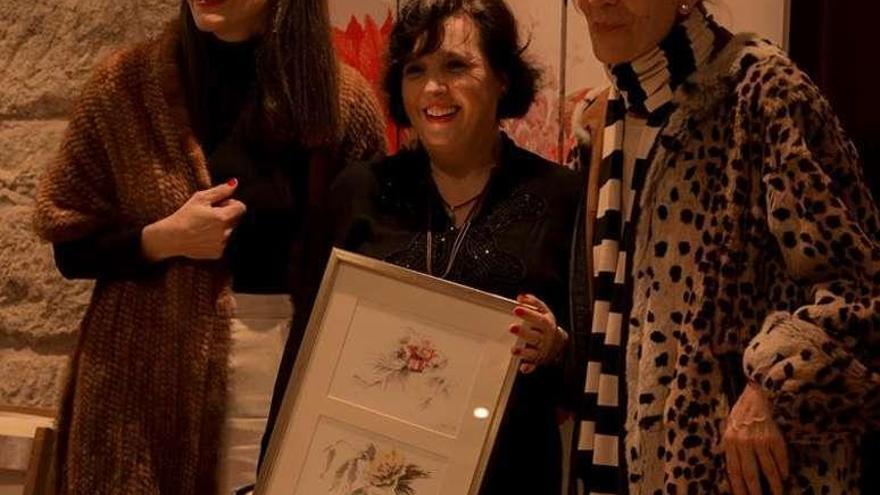 Andrea Fernández, en el centro, exhibe el premio. // María M. Redondo