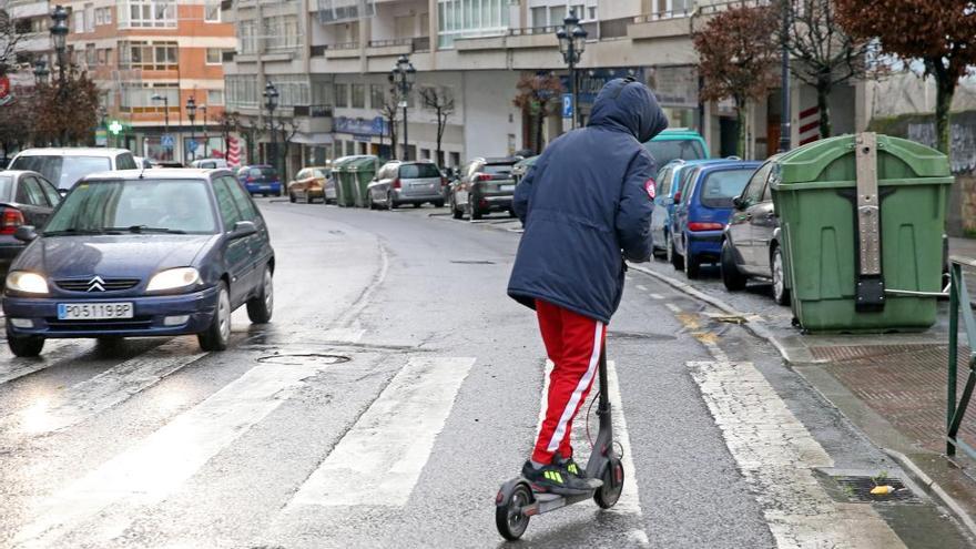 Patinete eléctrico circulando por Vigo. // Alba Villar