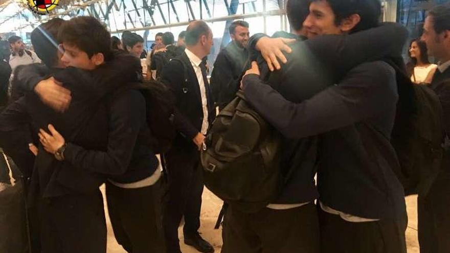 Meré, a la izquierda, se despide de sus compañeros a la llegada de la selección española sub-21 al aeropuerto de Barajas.