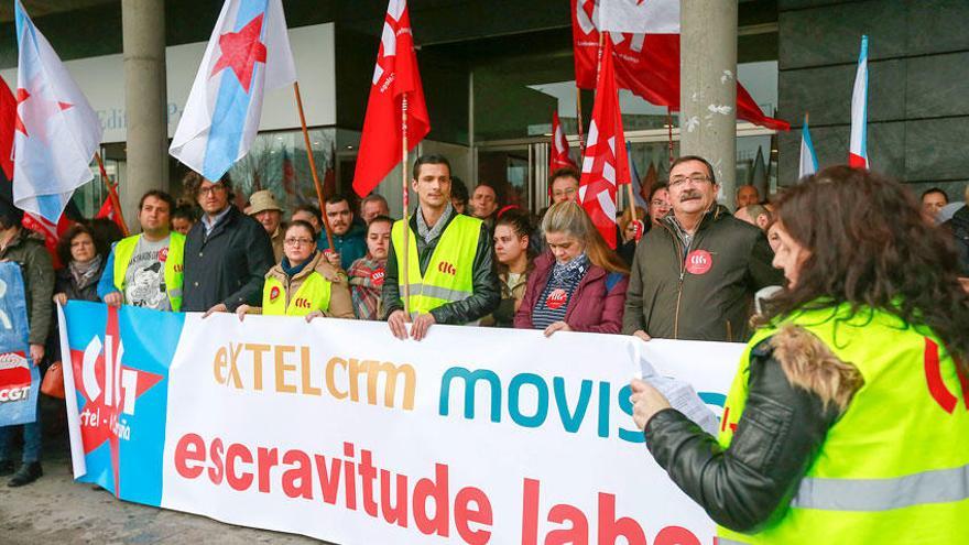 Concentración ante la empresa de telemarketing de Extel en A Coruña.