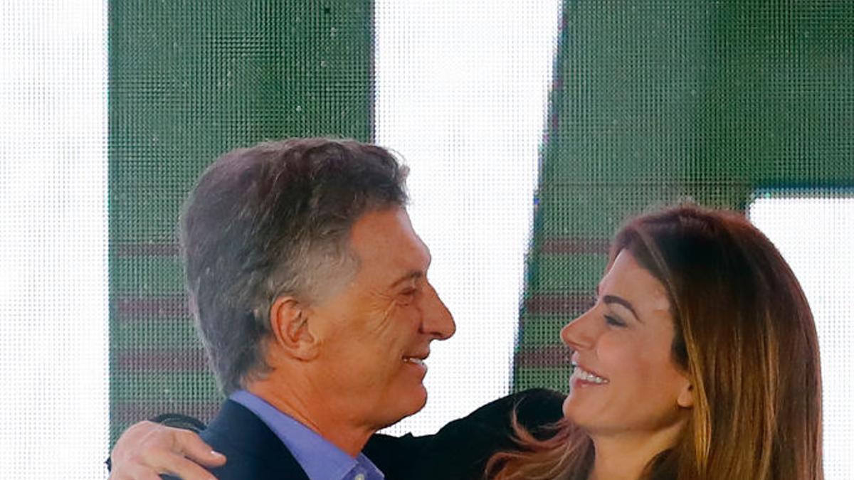 Juliana Awada abraza a Mauricio Macri en la jornada electoral en Argentina