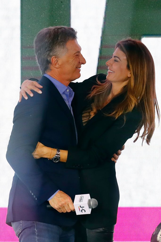 Juliana Awada abraza a Mauricio Macri en la jornada electoral en Argentina