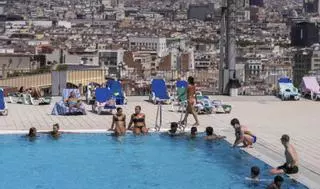 Les piscines de BCN s’omplen per les contínues onades de calor