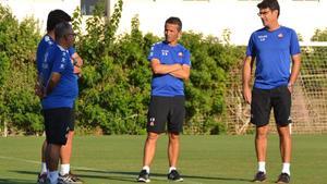 Xavi Bartolo, en el centro, junto a su equipo técnico en el Reus. 