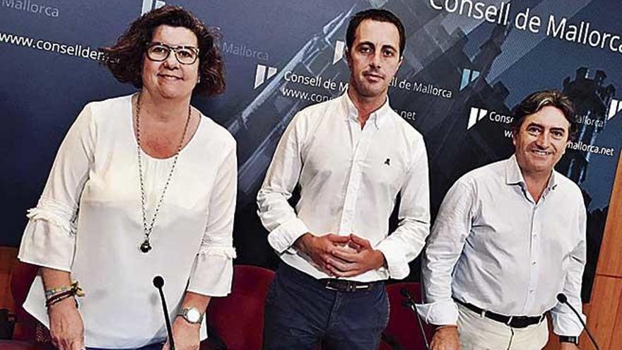 Catalina Cirer, LlorenÃ§ GalmÃ©s y Mauricio Rovira, representantes del PP en el Consell de Mallorca.