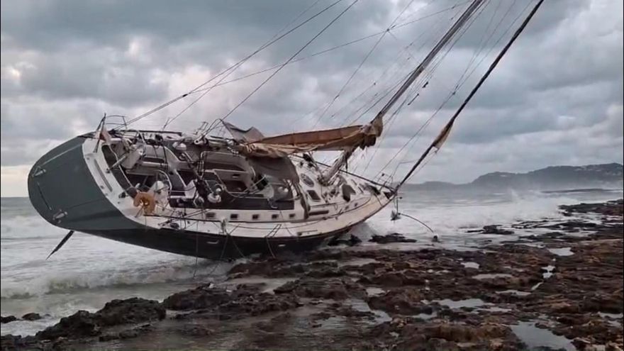 La atracción turística que deja un temporal histórico en la Marina Alta: un gran velero encallado en Xàbia