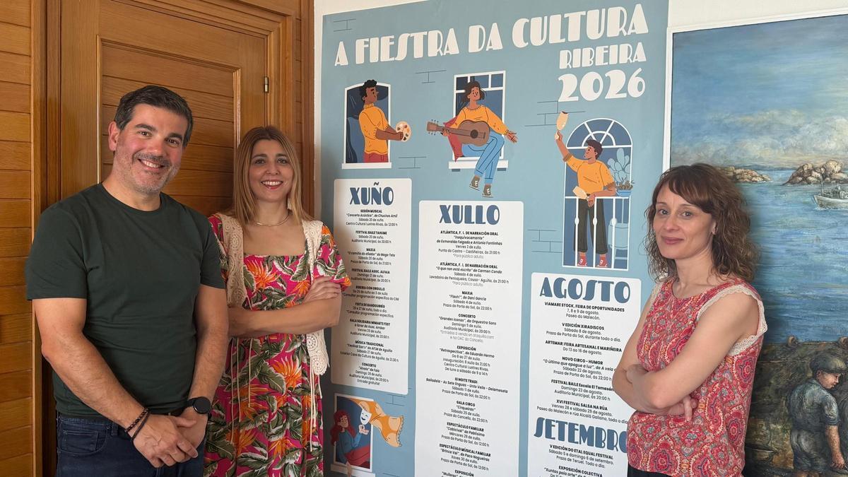 Unai González, Ana Barreiro e Sara García, na presentación do programa Fiestra da Cultura.