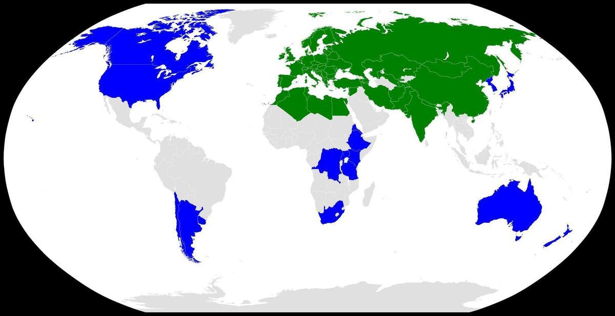 Distribución de 'Arabidopsis thaliana'. En verde, donde es nativa; en azul, donde se ha naturalizado