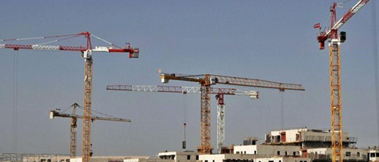 Varias grúas coronan bloques de edificios en construcción en Canarias,  antes de la crisis del ladrillo.