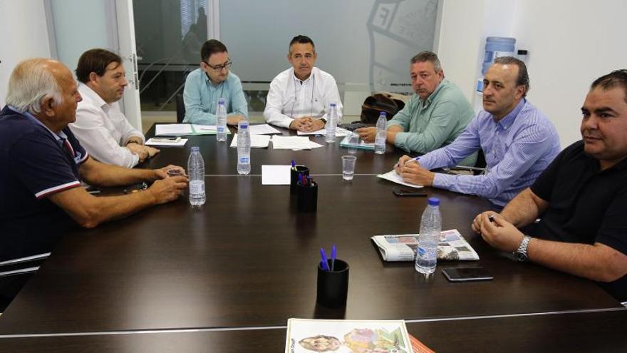 Anselmo Navarro, Pareja, Segarra, David García, Oliver, Francisco Sánchez y Toño García Hita, en la reunión de la Fundación