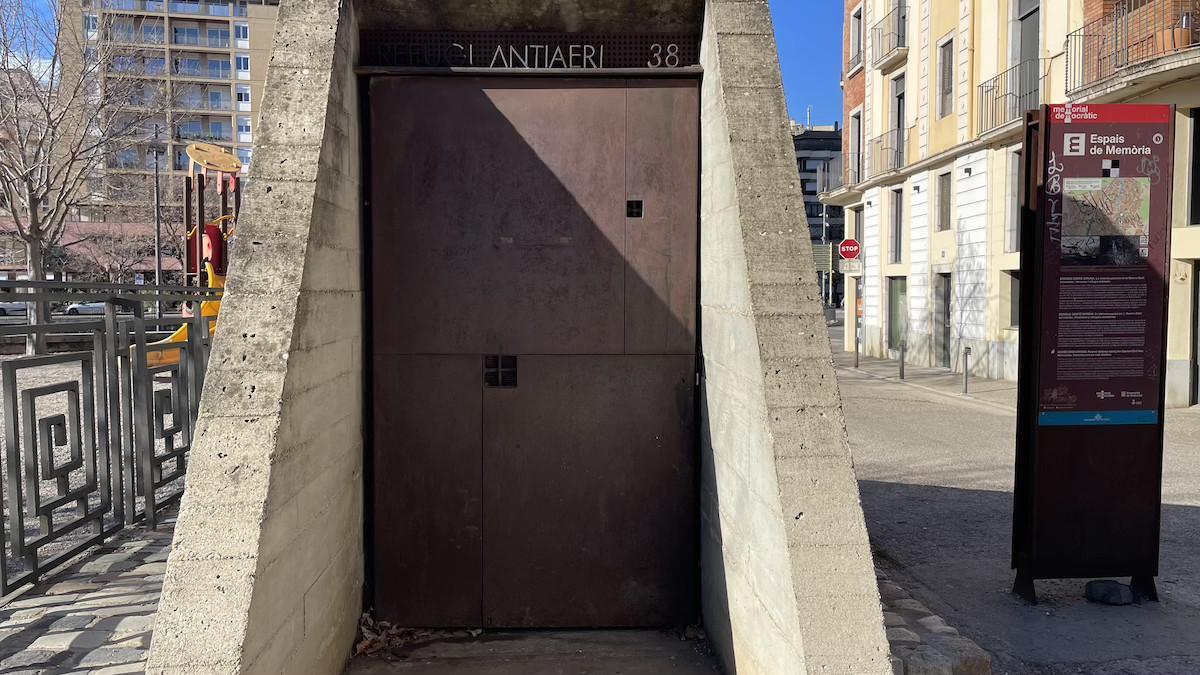 Porta d’entrada del refugi antiaeri dels Jardins de la Infància