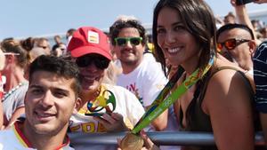 Cristian Toro celebra la medalla de oro con su madre, Elisa, y su novia, Irene Junquera.