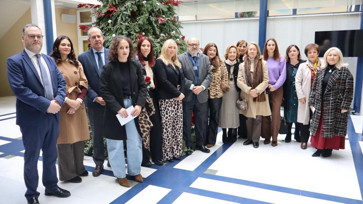 Foto de familia tras el acto de entrega de ayudas del Colegio de la Abogacía de Córdoba a entidades sociales.