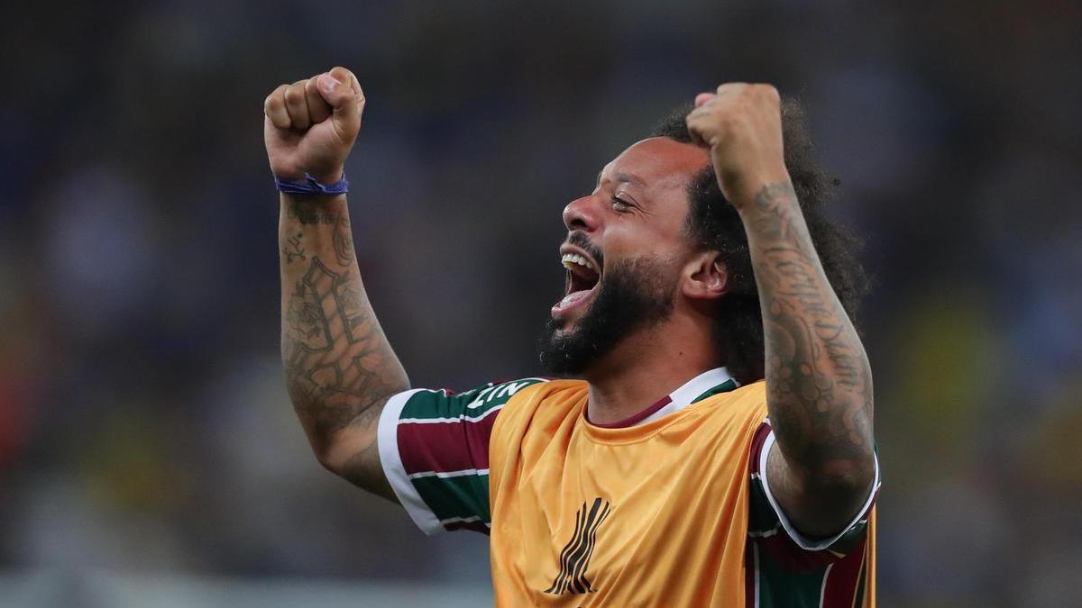 Marcelo Vieira celebra la Copa Libertadores conquistada con el Fluminense brasileño.