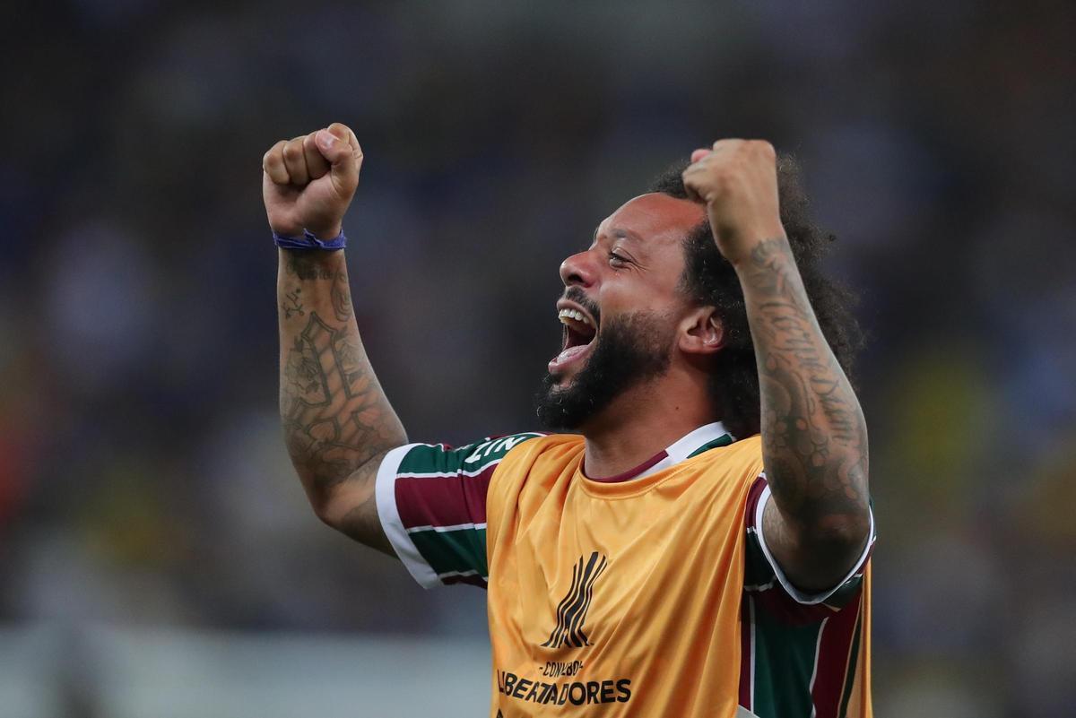 Marcelo Vieira celebra la Copa Libertadores conquistada con el Fluminense brasileño.