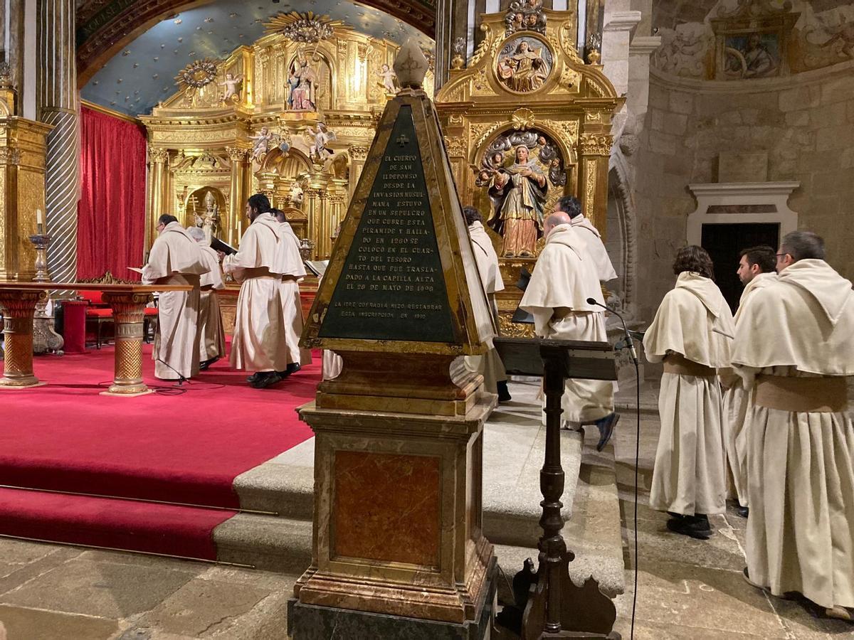 Coro de la Buena Muerte ocupa el altar.jpeg Coro de la Buena Muerte ocupa el altar.jpeg