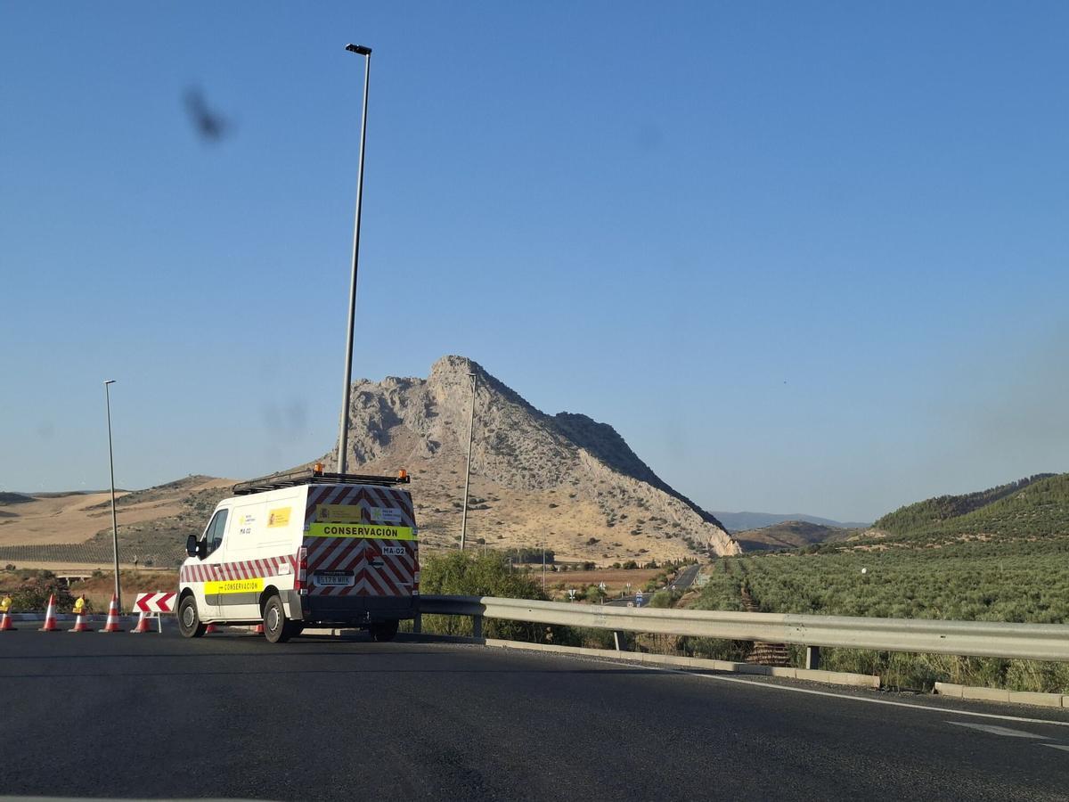 Un incendio forestal en un paraje de Antequera obliga a cortar la A-7282