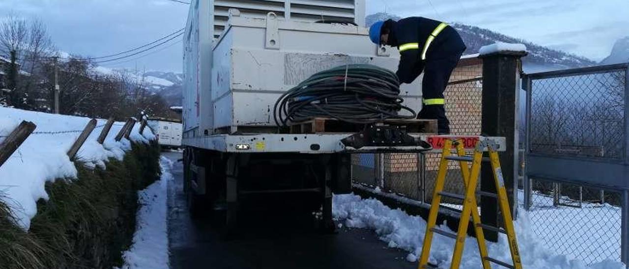 El generador instalado en diciembre en Abantro, cuando una avería dejó a Caso sin electricidad.