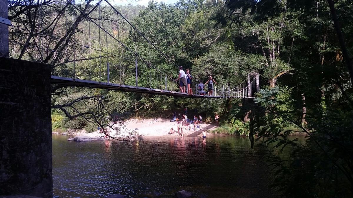 Puente colgante de Soutomaior sobre el río Verdugo y junto a una playa fluvial