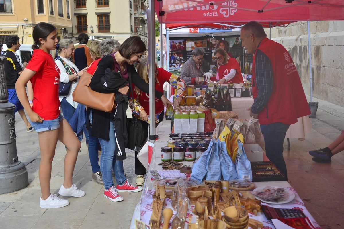 Feria con las ONG de comercio justo en el centro de Elche