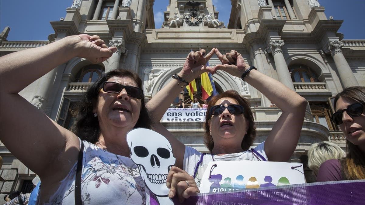 Acto reivindicativo contra los asesinatos machistas ante el Ayuntamiento de Valencia, en junio del 2017.