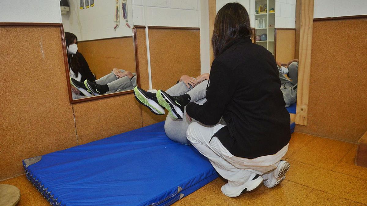 Sesión de fisioterapia en la sede de Esperanza Salnés, ayer. |  // NOÉ PARGA