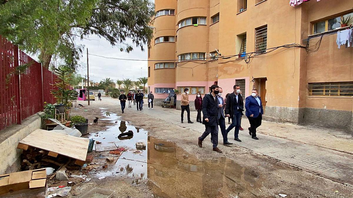 A la izquierda, la comitiva visita ayer las escaleras que serán derribadas entre este año y el próximo en la calle Llimoner. | MATÍAS SEGARRA