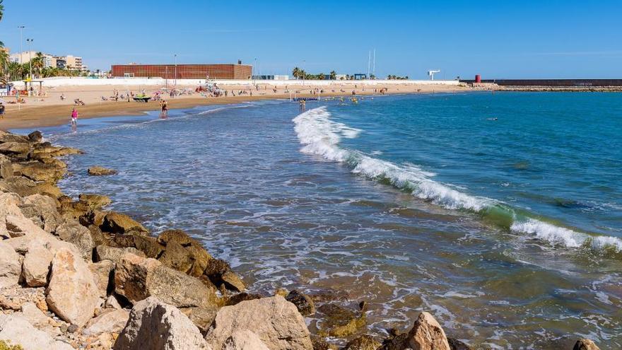 Benicarló prohibirá fumar en sus playas a partir de este verano