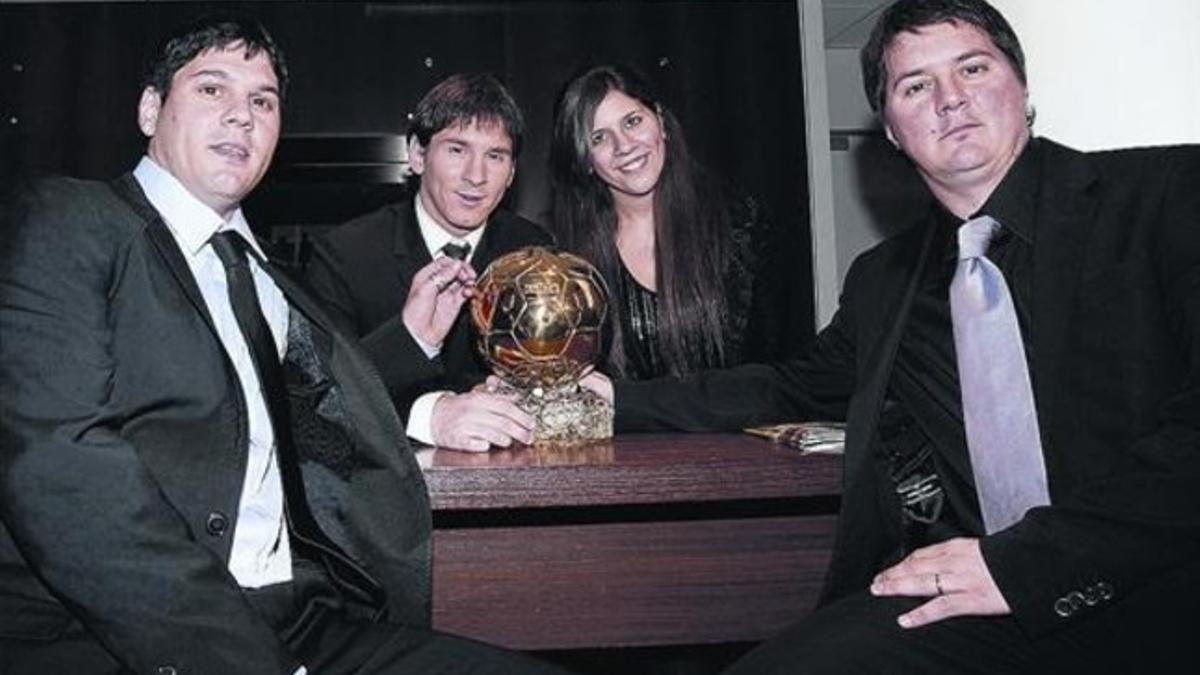 Matías, Leo, Rodrigo y María Sol Messi posan con el Balón de Oro del 2009.