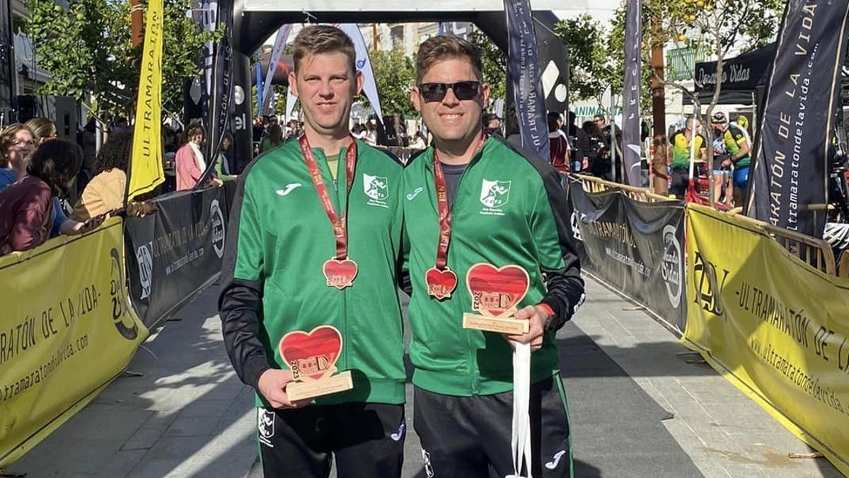 Los hermanos Raimundo y Valeriano Mínguez, con el premio recibido.