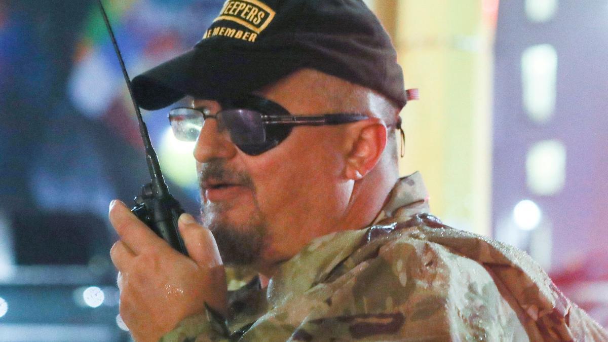 El líder de la milicia Oath Keepers, Stewart Rhodes, habla por radio durante un mitin de Donald Trump en Minneapolis, en octubre de 2019.