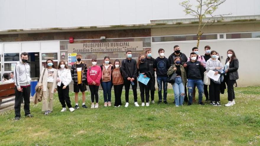 El grupo de estudiantes tapiegos posan junto al polideportivo | T. C.