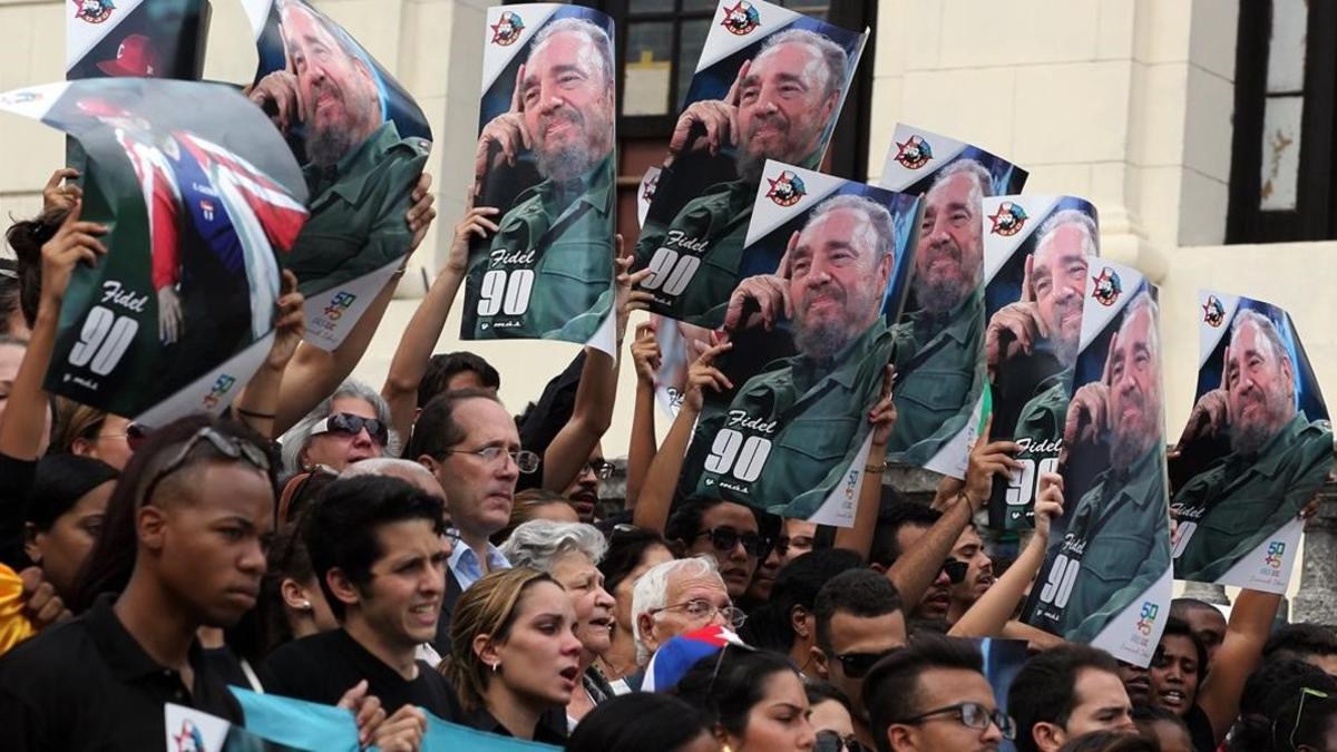 Cientos de jovenes se han concentrado en la Universidad de La Habana para recordar a Fidel Castro.