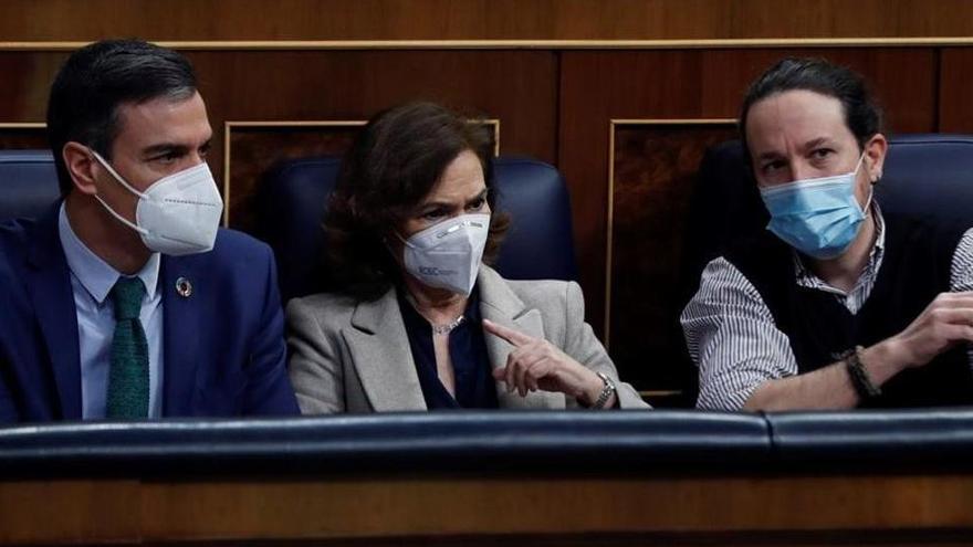 Pedro Sánchez, amb Carmen Calvo i Pablo Iglesias, al Congrés