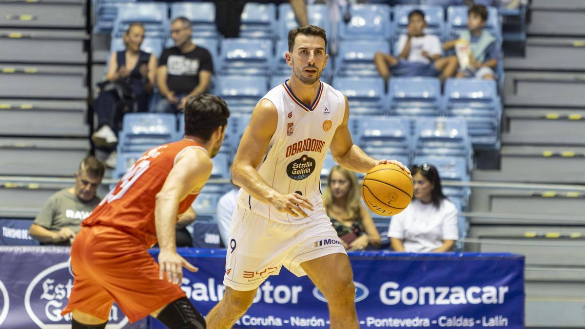Léo Westermann manejando el balón