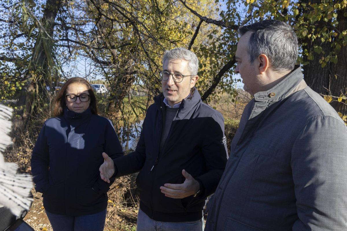 Arcadi España, en el centro, en una visita al Barranc de Barxeta, en Carcaixent, el pasado diciembre.
