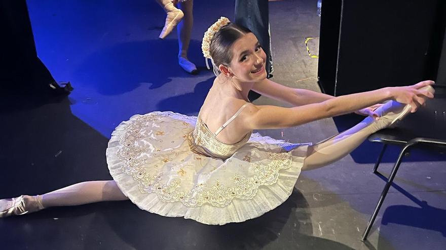 Diana Naumova, calentando antes de bailar en el concurso.