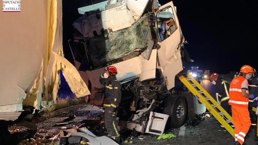 Imagen del estado del camión, del que milagrosamente el conductor ha salido con vida.