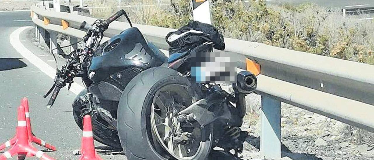 Estado en que quedó la motocicleta del fallecido tras el impacto.