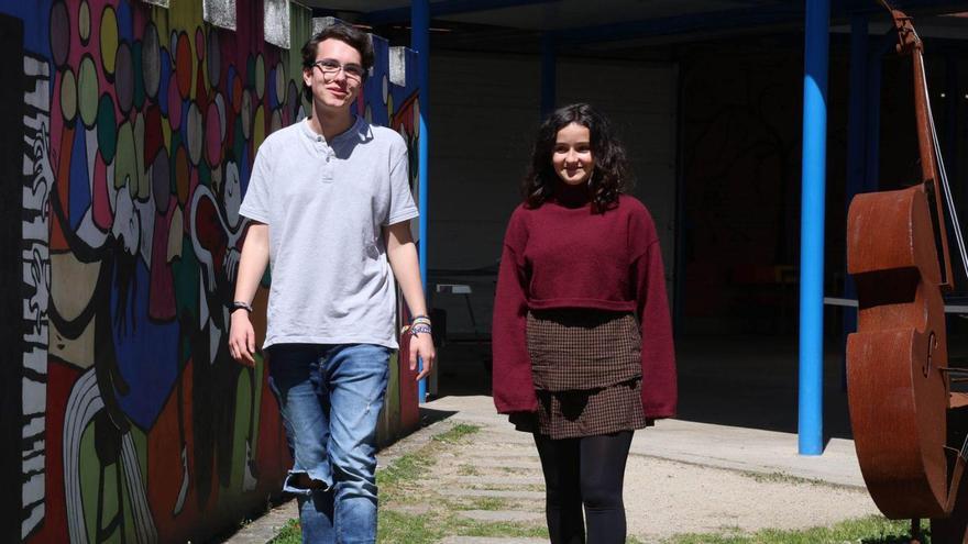 Martín Rey, de 17 años, y Cayetana Guede, de 12, en el IES Val Miñor.