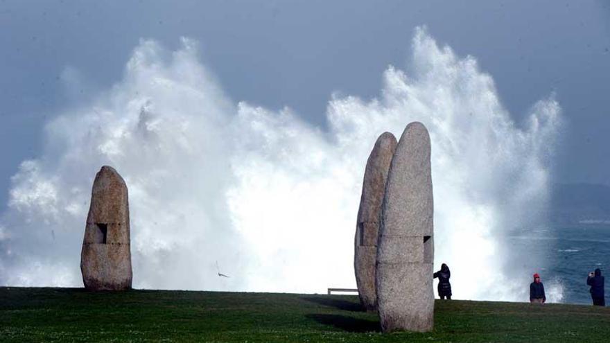 Vista de los dólmenes de A Coruña con temporal en el litoral.