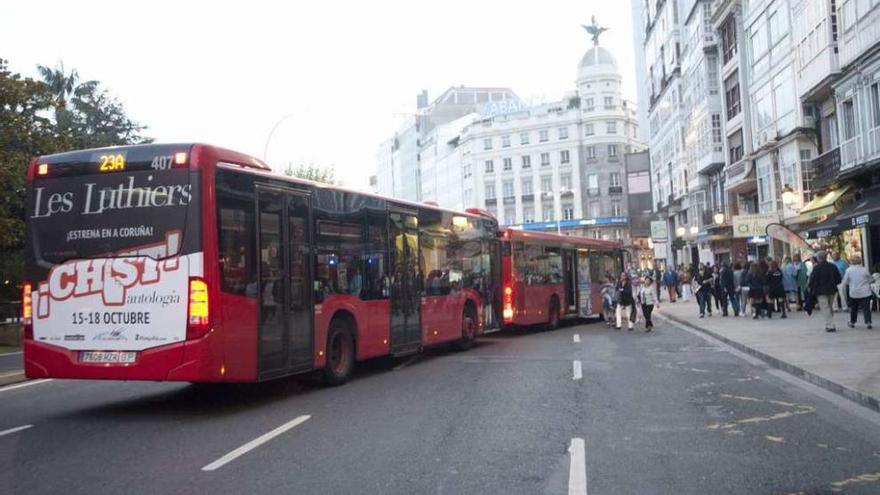 Dos autobuses urbanos en un el Cantón Pequeño.