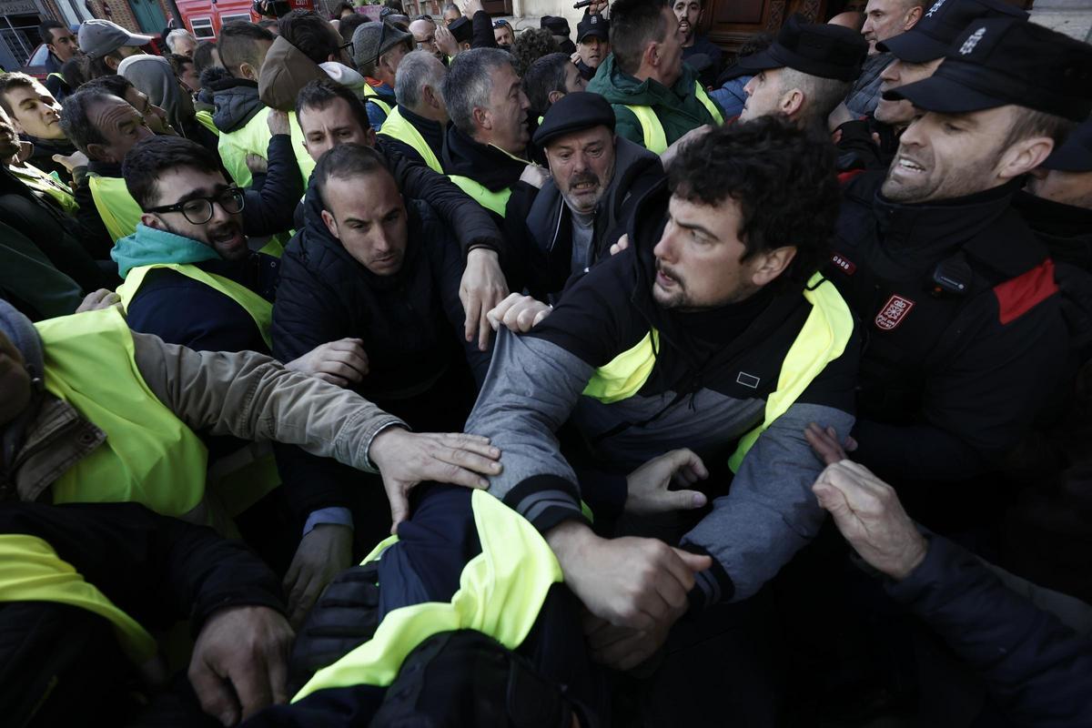 Los agricultores intentan entrar al Parlamento de Navarra por la fuerza