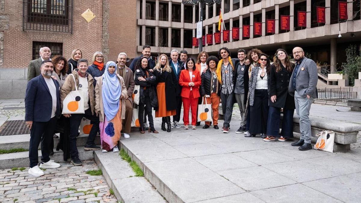 El equipo de defensa de la candidatura en Madrid, con Elvira Rilova, a la izquierda de Carolina Darias, y Sergio Lago, a la derecha de la imagen