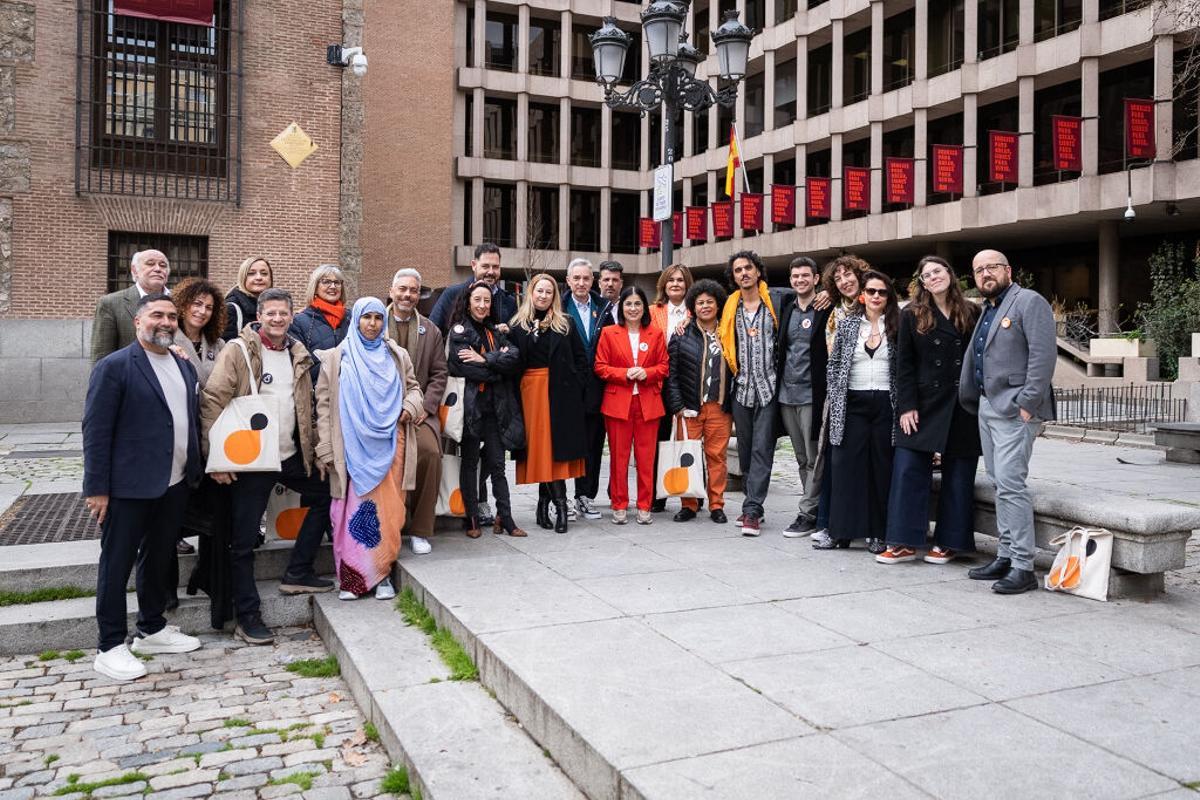 El equipo de defensa de la candidatura, encabezado por la alcaldesa, junto a representantes de la corporación municipal
