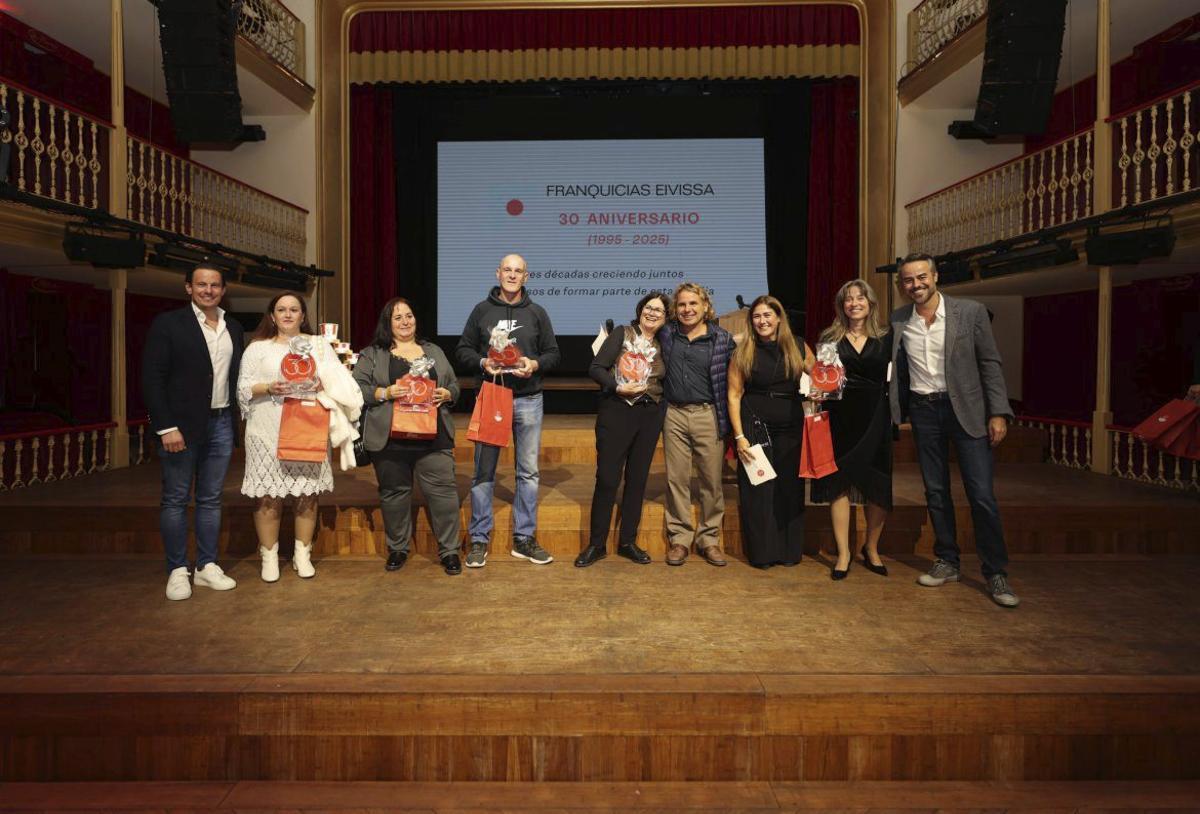 Reconocimiento a los cinco empleados que trabajan en la empresa desde el primer día.