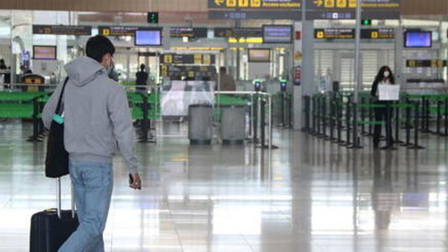 Un passatger a la zona d&#039;arribades de la T1 de l&#039;aeroport del Prat