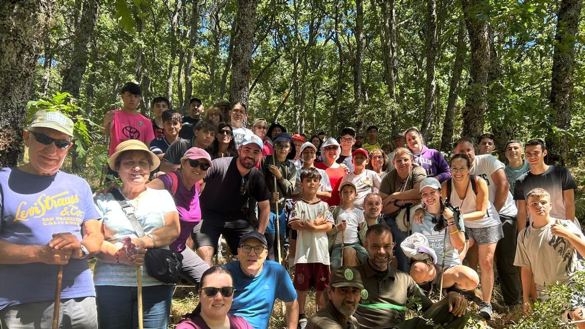 Los dos agentes medioambientales posan con los participantes en la actividad sobre autoprotección en incendios.